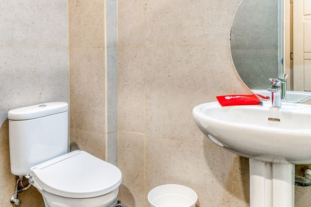 undefined RedDoorz Plus near Taman Ismail Marzuki 7