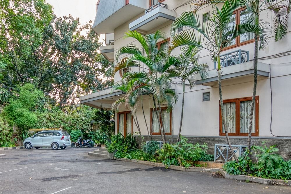 undefined RedDoorz Plus near Dharmawangsa Square