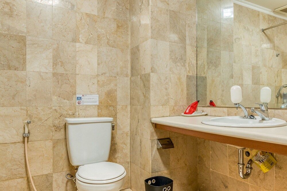 RedDoorz Plus near Dharmawangsa Square Twin Room (RedDoorz) 3