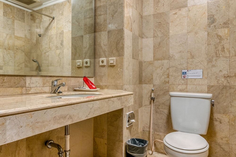 RedDoorz Plus near Dharmawangsa Square Twin Room (RedDoorz) 4