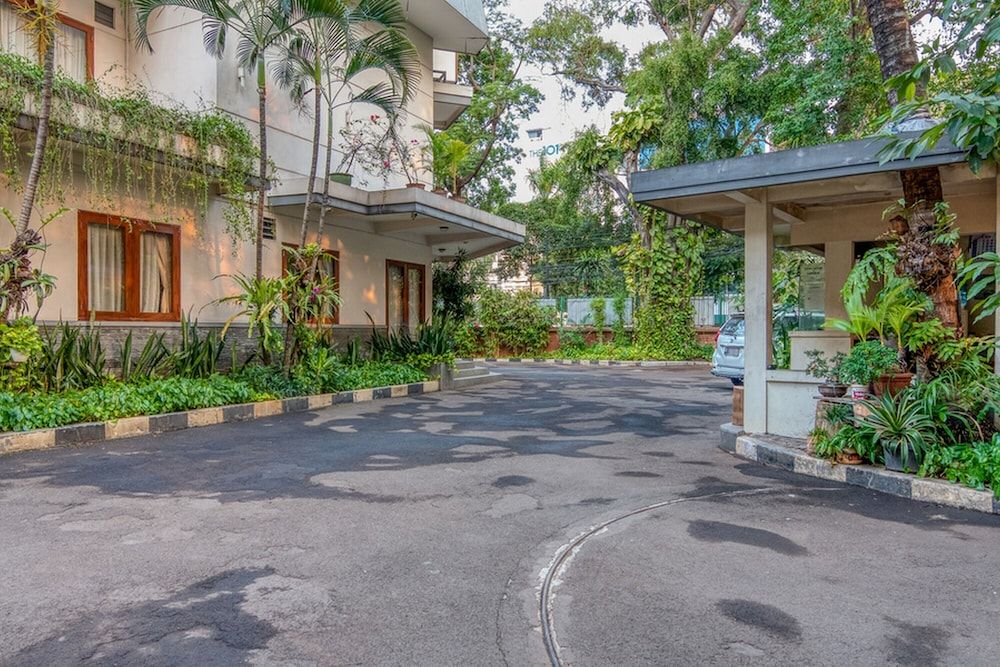 undefined RedDoorz Plus near Dharmawangsa Square 2