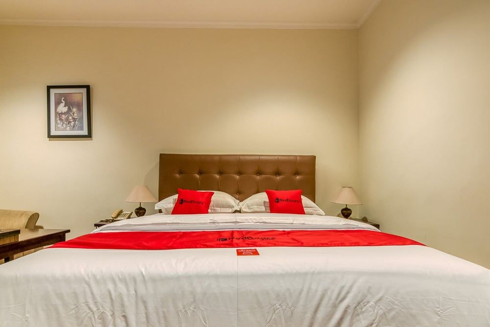 undefined RedDoorz Plus near Dharmawangsa Square 4