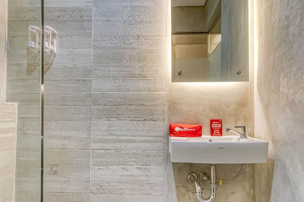 RedDoorz Plus near Gandaria City Mall 2 Twin Room (RedDoorz) 2