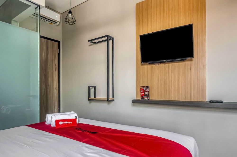 undefined RedDoorz Plus near Gandaria City Mall 2 8