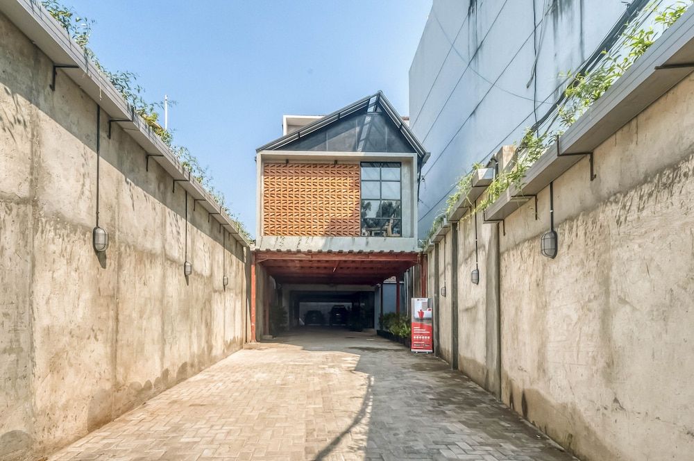 undefined RedDoorz Plus near Gandaria City Mall 2 2