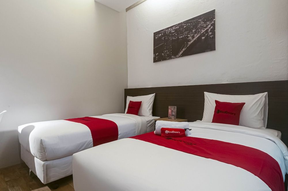 RedDoorz Plus near Gandaria City Mall 2 Twin Room (RedDoorz)