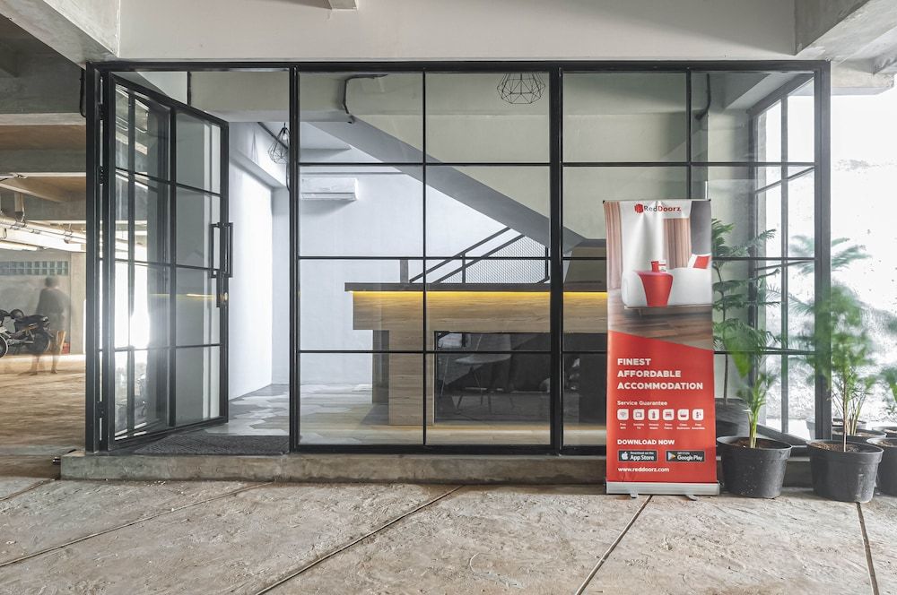 undefined RedDoorz Plus near Gandaria City Mall 2 3