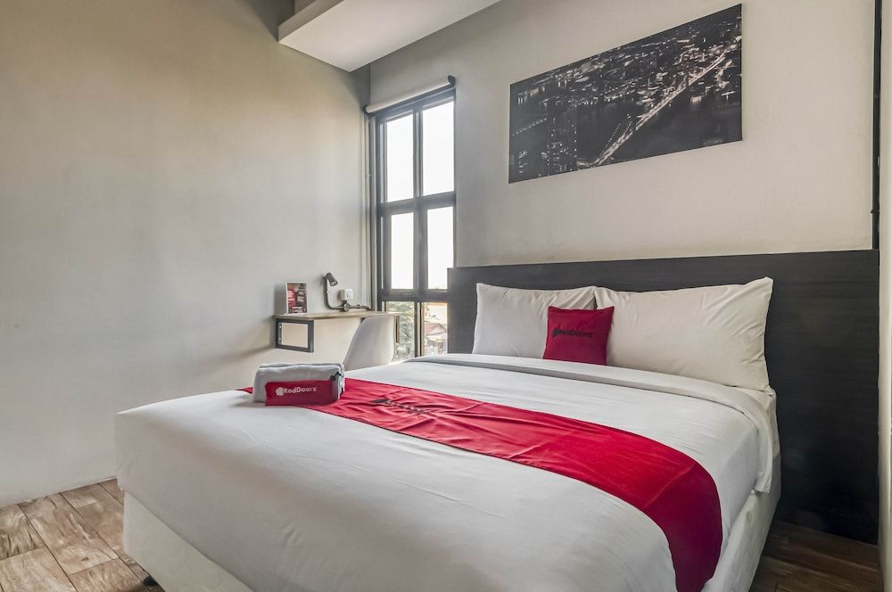 undefined RedDoorz Plus near Gandaria City Mall 2 9