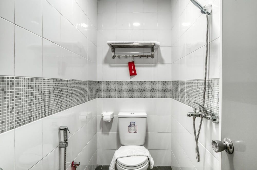 undefined RedDoorz Plus @ Cideng Timur 10