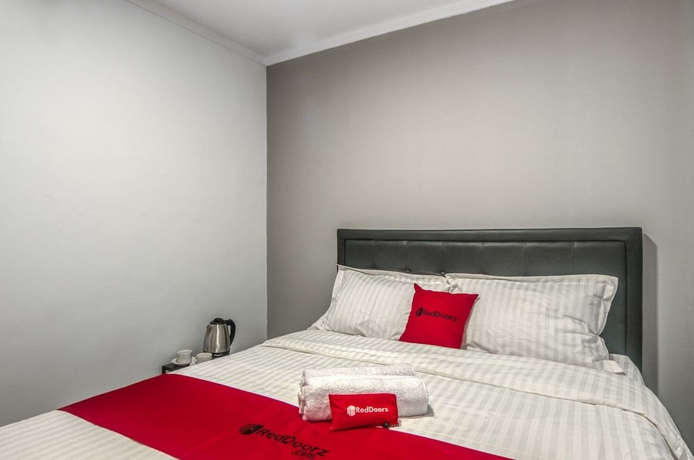 undefined RedDoorz Plus @ Cideng Timur 5