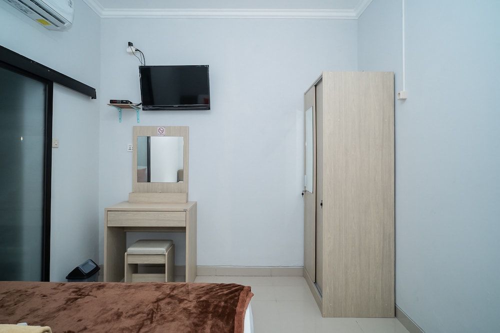 KoolKost near Pasar Baru Standard Room, Shared Bathroom (Reddoorz) 19