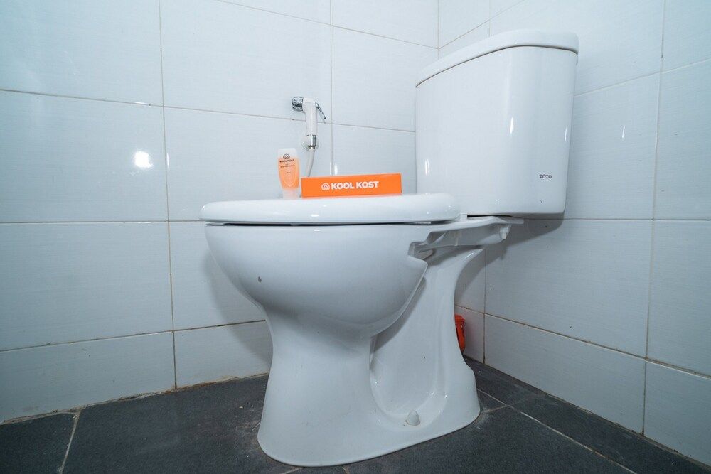 KoolKost near Pasar Baru Standard Room, Shared Bathroom (Reddoorz) 13