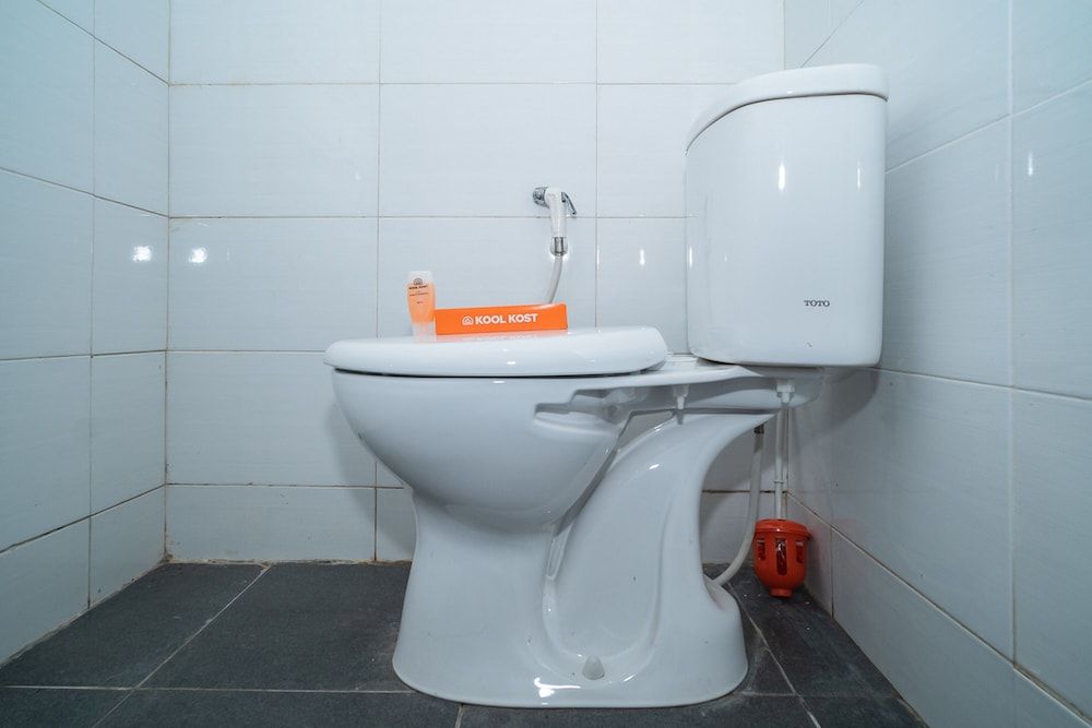 KoolKost near Pasar Baru Standard Room, Shared Bathroom (Reddoorz) 15