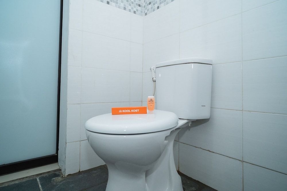 KoolKost near Pasar Baru Standard Room, Shared Bathroom (Reddoorz) 17