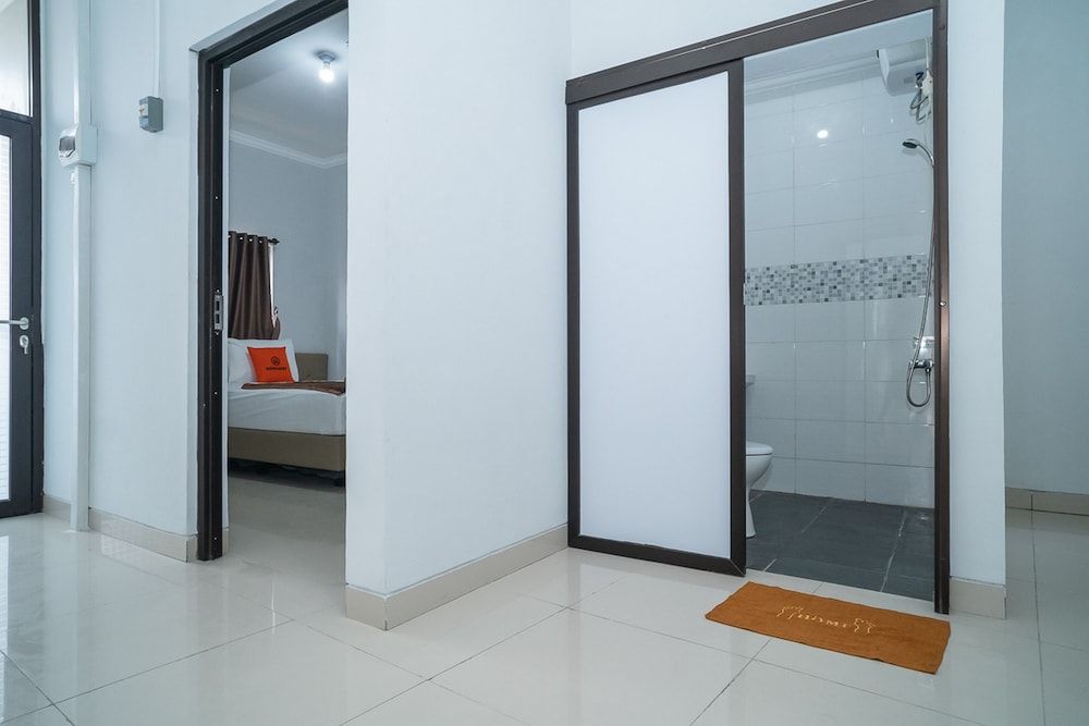 KoolKost near Pasar Baru Standard Room, Shared Bathroom (Reddoorz) 21