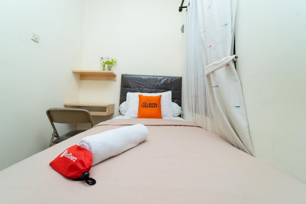 KoolKost Female Syariah near RS. Bhayangkara Pondok Pinang Single Room (Reddoorz)