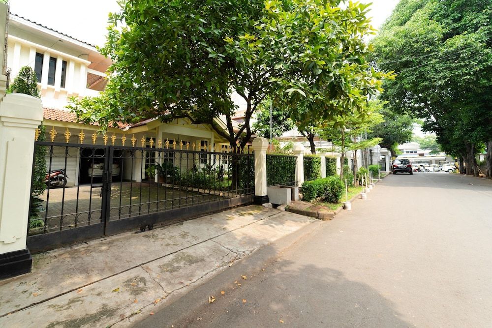 undefined KoolKost Female Syariah near RS. Bhayangkara Pondok Pinang 4