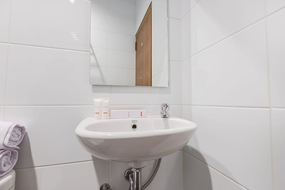 OYO 1310 Urban Residence Standard Twin Room 5