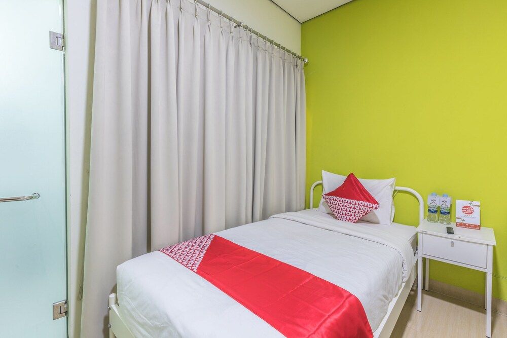 OYO 1393 Citron Syariah Standard Twin Room 3