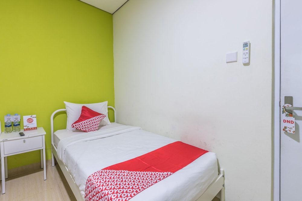 OYO 1393 Citron Syariah Standard Twin Room 4