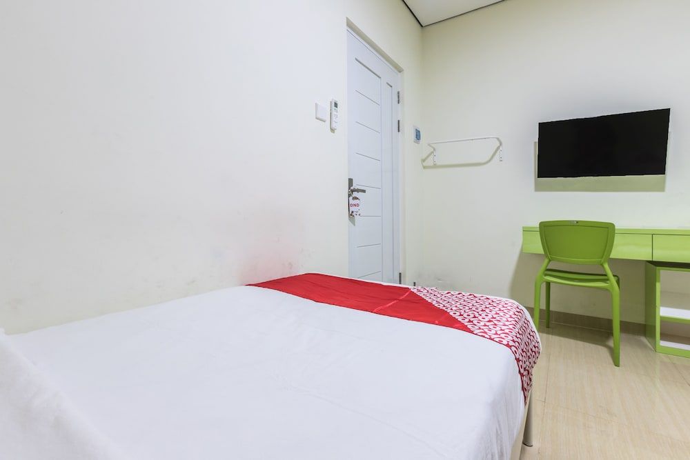 OYO 1393 Citron Syariah Standard Twin Room 5