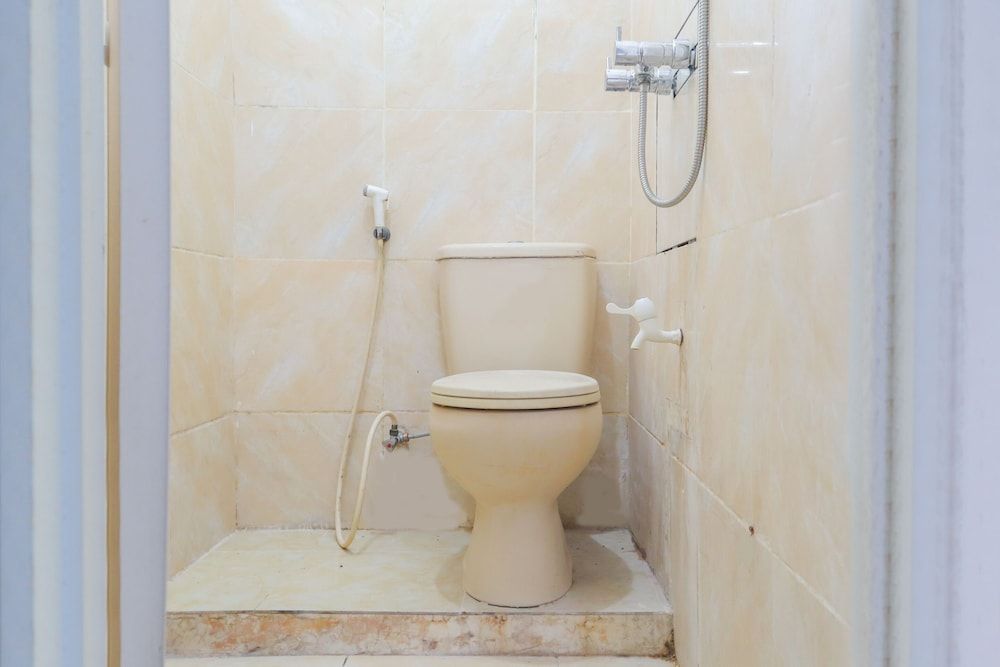 OYO 2547 Assirot Residence Deluxe Double Room 13