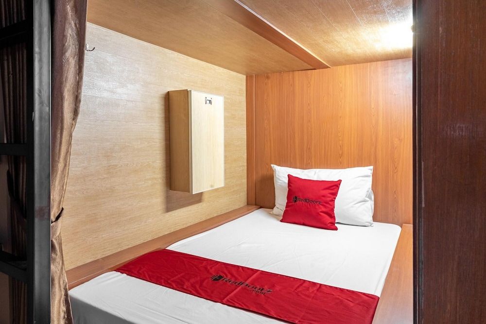 undefined RedDoorz Hostel near LTC Glodok 5