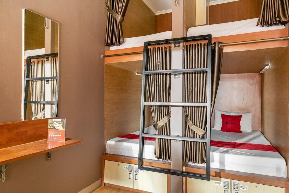 undefined RedDoorz Hostel near LTC Glodok 8