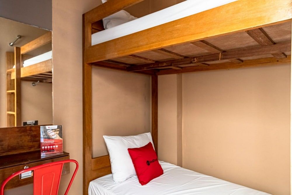 undefined RedDoorz Hostel near LTC Glodok 7