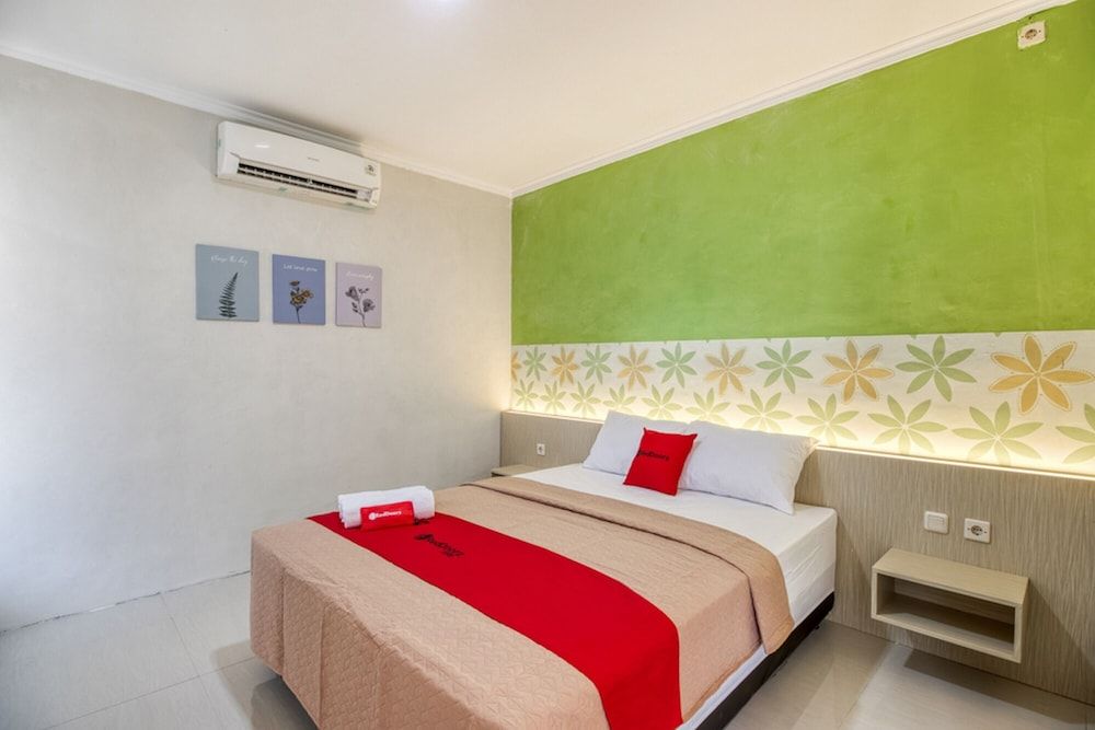 Deluxe Room (RedDoorz)