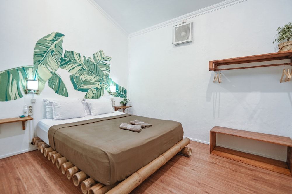 Basic Room, 1 Queen Bed, Shared Bathroom