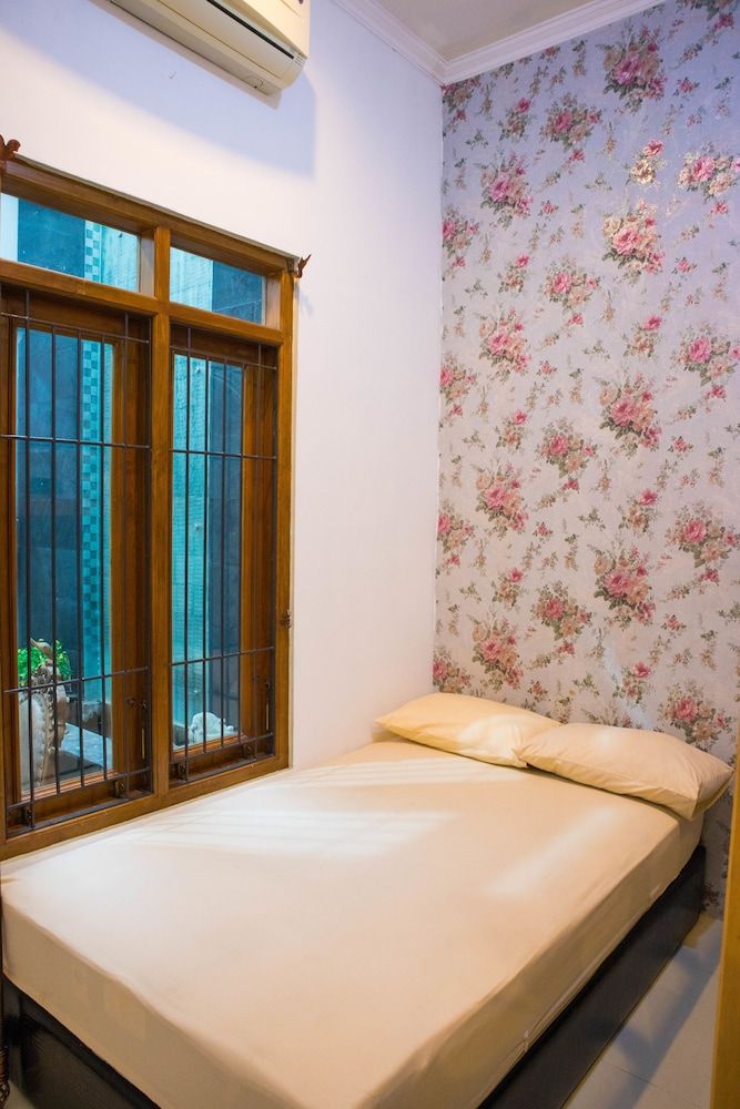 Basic Shared Dormitory, Women only