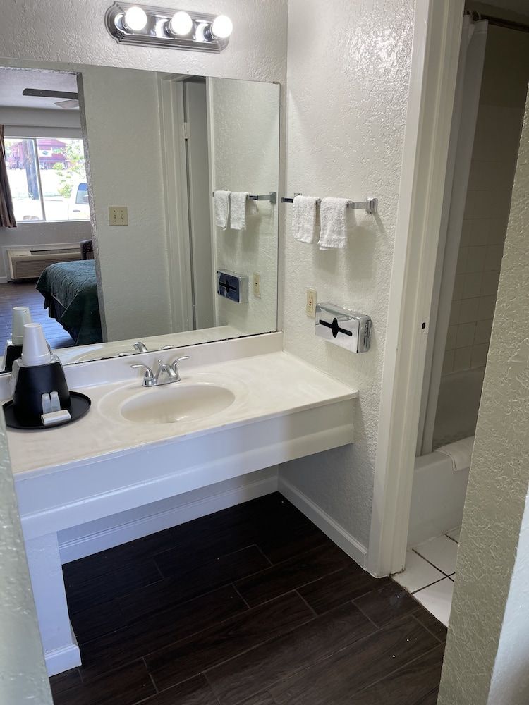 Del Rio Inn Newly remodeled rooms, 1 Queen Bed, Non-smoking, Not Pet Friendly 2