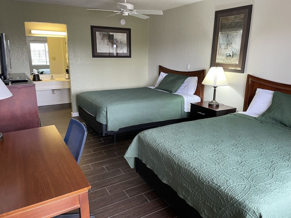 Del Rio Inn Newly remodeled rooms, 2 Queen Beds, Non-smoking, Not Pet Friendly 2