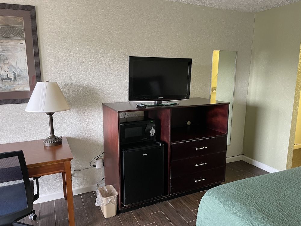 Del Rio Inn Newly remodeled rooms, 1 Queen Bed, Non-smoking, Not Pet Friendly 4