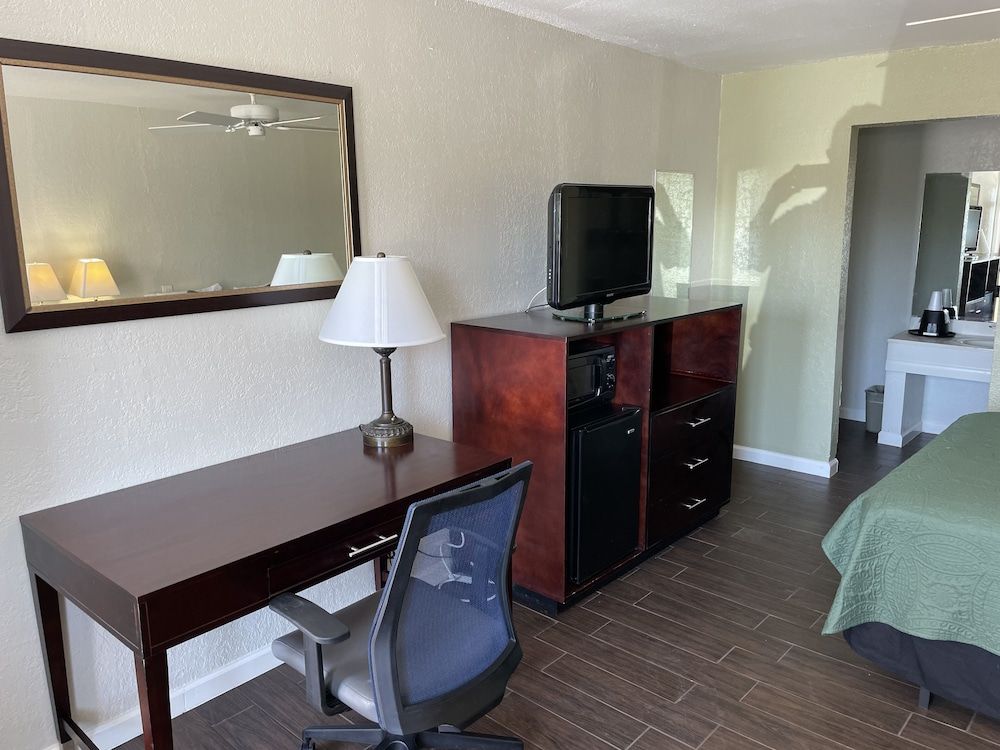 Del Rio Inn Newly remodeled rooms, 1 Queen Bed, Non-smoking, Not Pet Friendly 3