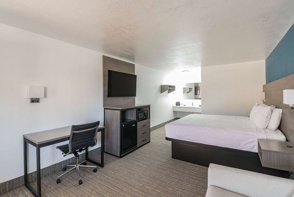 Room, 1 King Bed, Accessible, Non Smoking (Mobility, Bathtub w/Grab Bars)