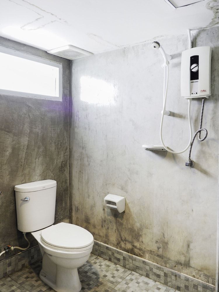 OYO 983 The Private Hotel Deluxe Double Room 7