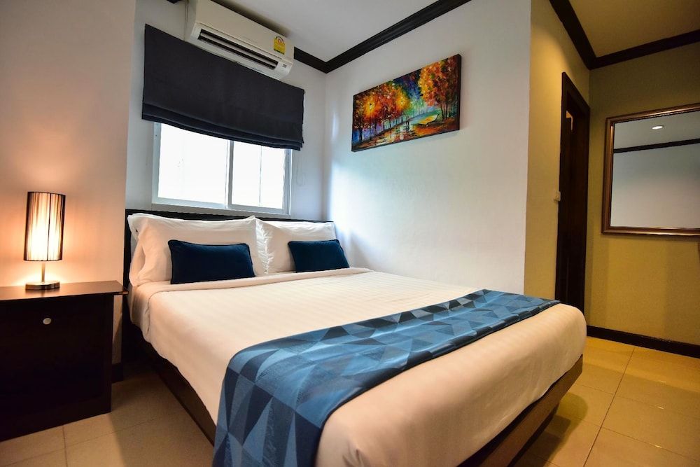 undefined Hallo Patong Hotel & Restaurant 4