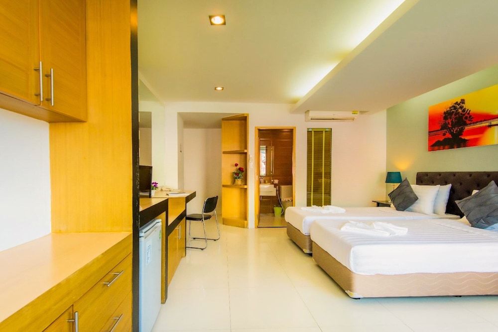 Hallo Patong Hotel & Restaurant Deluxe Room, Kitchen