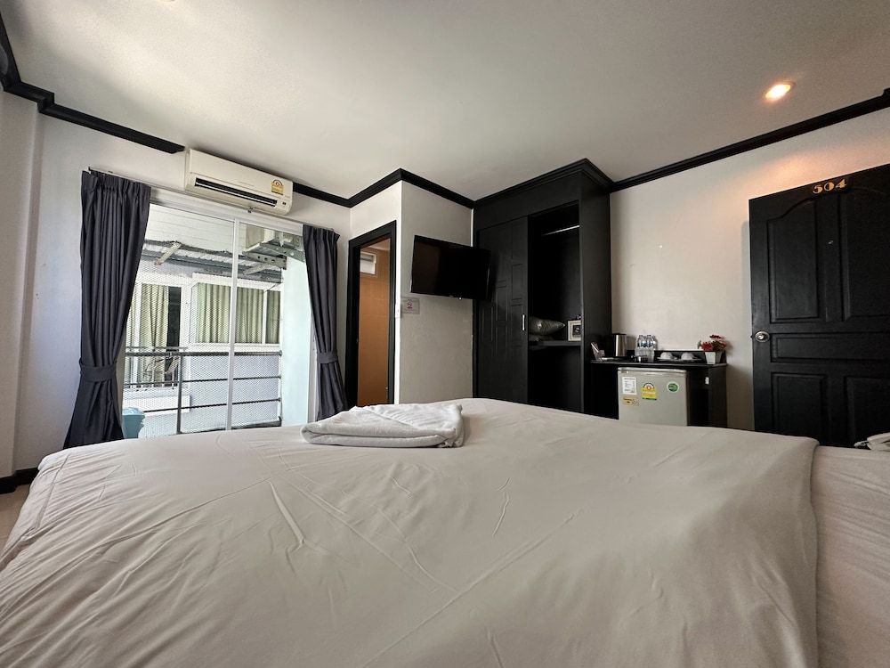 undefined Hallo Patong Hotel & Restaurant 10