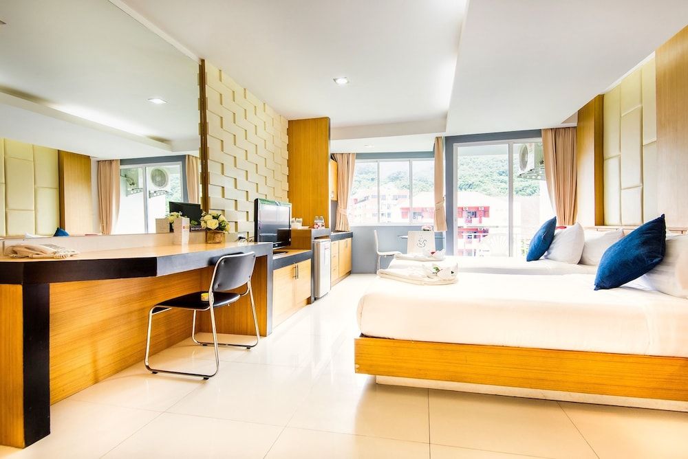 Hallo Patong Hotel & Restaurant Deluxe Room, Kitchen 2