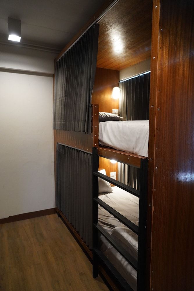 Slee Hostel Chiangmai - Adults Only 8-Bed Mixed Dormitory 3