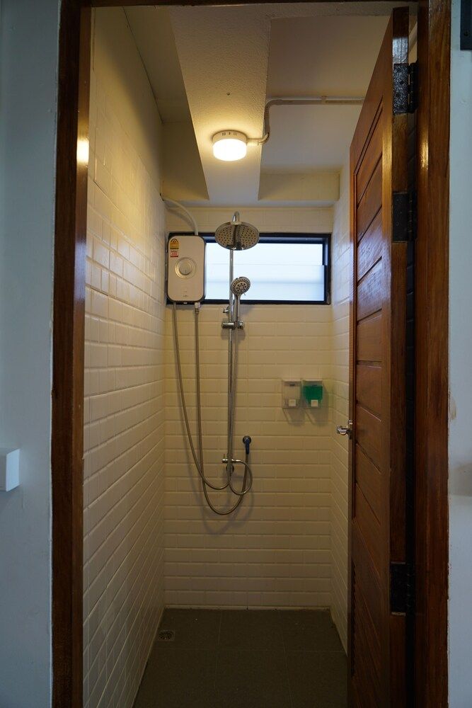 Slee Hostel Chiangmai - Adults Only 8-Bed Mixed Dormitory 7