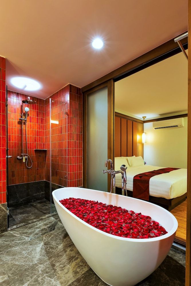 Deep soaking bathtub