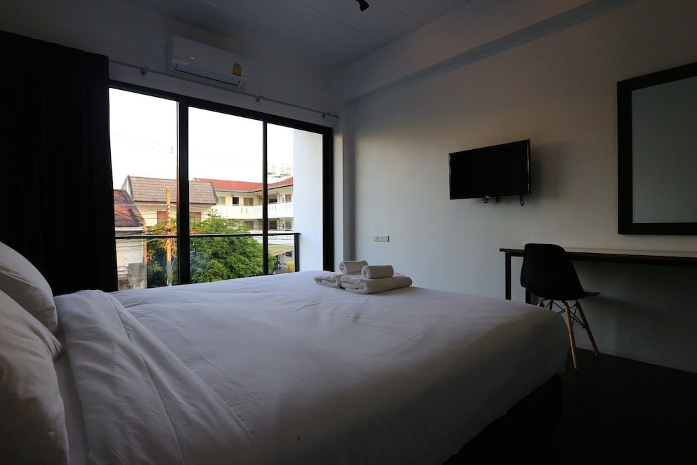 Azz Hotel King Size with Balcony 6