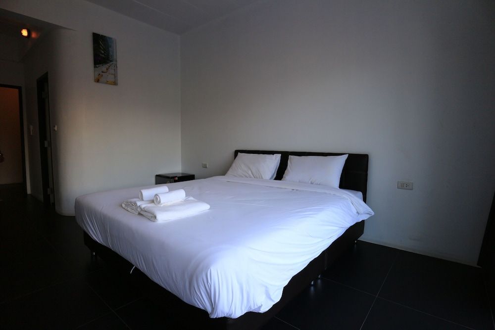 Azz Hotel King Size with Balcony 5