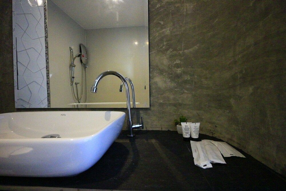 Azz Hotel King Size with Balcony 8