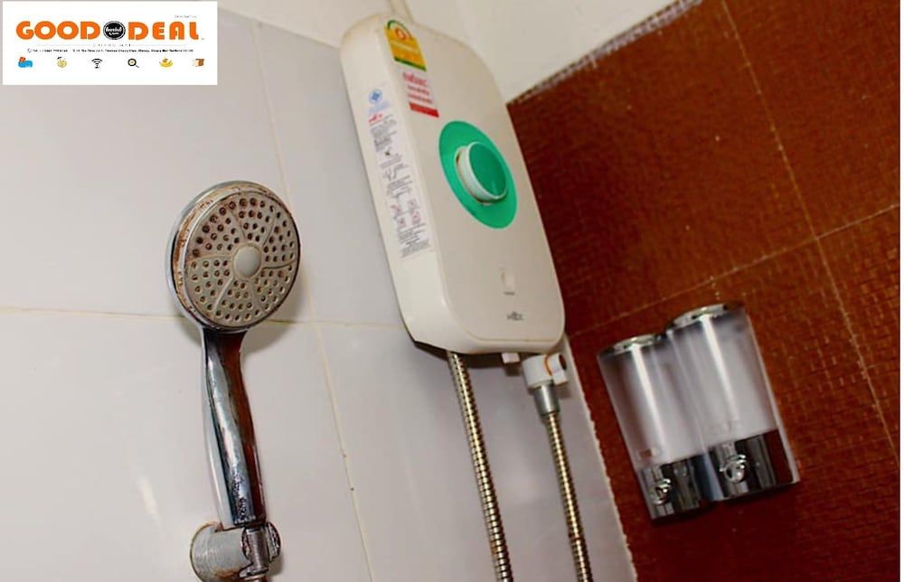 Good Deal Hostel Deluxe Double Room 8