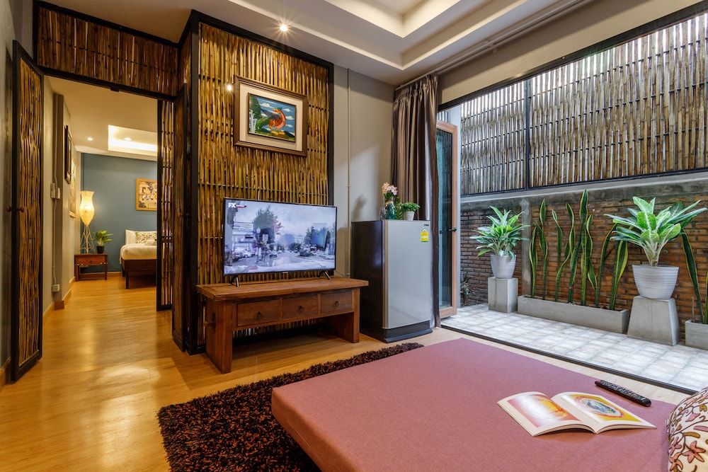 Hostel One Art & Gallery Deluxe Double Room, Garden View 9